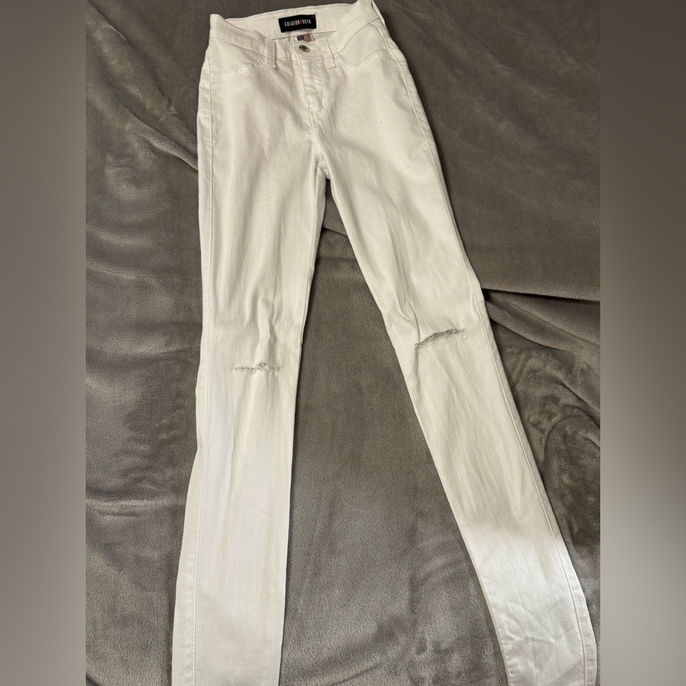 FASHION NOVA WHITE RIPPED SKINNY JEANS